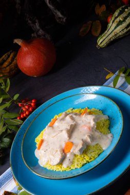 Sonbahar körili pilav ve soslu tavuk göğsü.