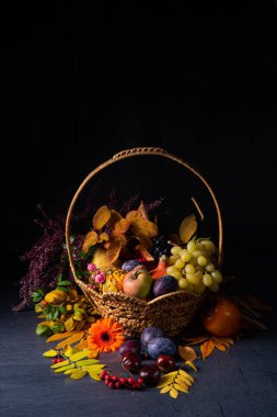 Yuvarlak sepetteki sonbahar kornucopiası