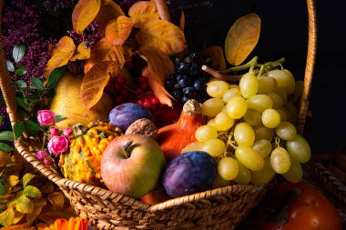 Yuvarlak sepetteki sonbahar kornucopiası