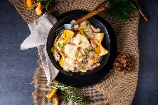 Colorida pasta farfalle con rebozuelos y salsa de crema. —  Fotos de Stock