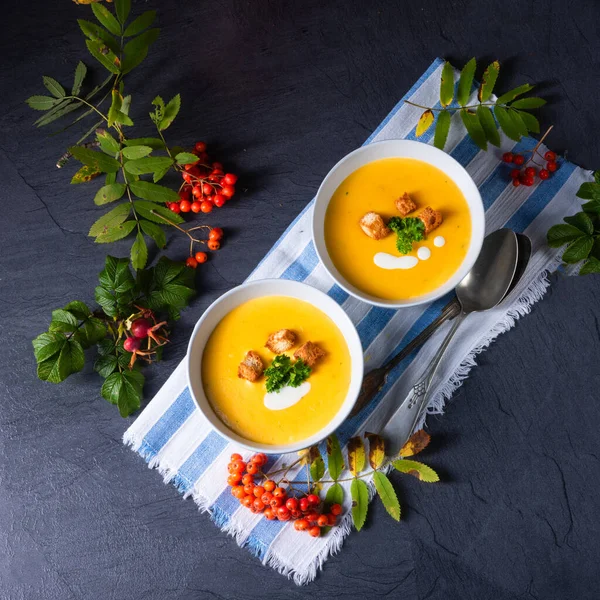 Délicieuse soupe de citrouille aux croûtons et au lait de coco — Photo