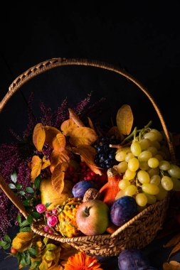 Yuvarlak sepetteki sonbahar kornucopiası
