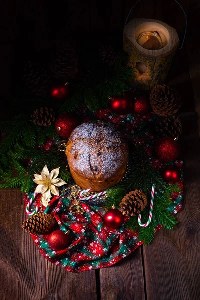 Panettone, ein süßes italienisches Weihnachtsbrot — Stockfoto