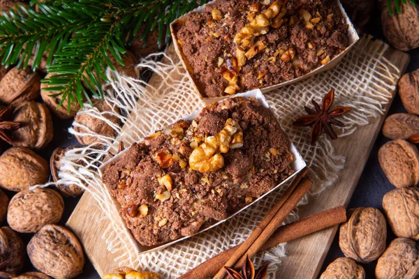 Lahodný jablečný čokoládový dort s lískovými ořechy — Stock fotografie