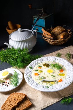 Yumurtalı ve taze dereotlu çorba.