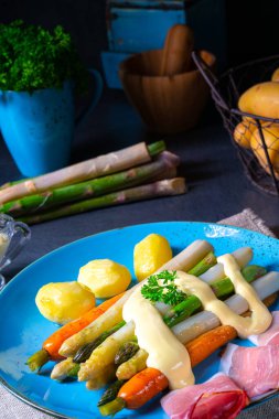 Kara orman jambonu, havuç ve Hollandaise soslu kuşkonmaz..