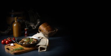 Ev yapımı beyaz sosis soğan ve otla kızartılmış.