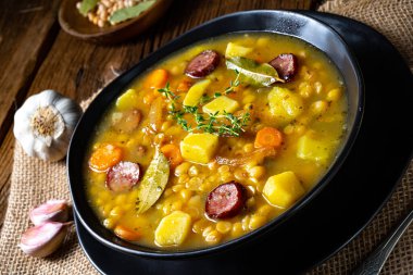 Domuz pastırması ve sosisli bezelye çorbası.