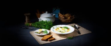 Patatesli Dill çorbası, taze dereotu ve yumurta.