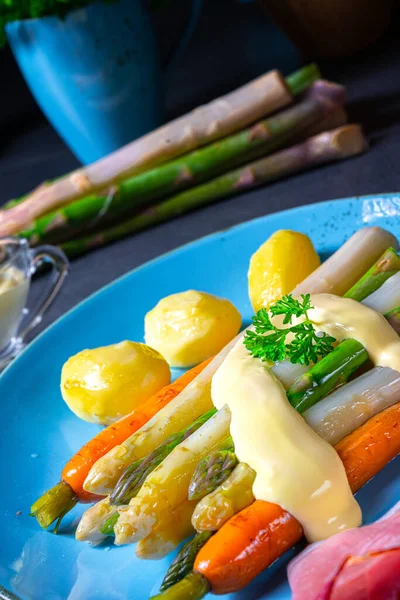 Asparges Med Sort Skovskinke Gulerødder Hollandaise Sauce - Stock-foto