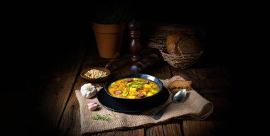 Domuz pastırması ve sosisli bezelye çorbası.