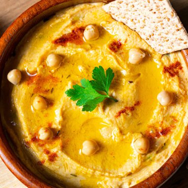 Limonlu ve biberli lezzetli humus ezmesi.