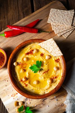 Limonlu ve biberli lezzetli humus ezmesi.