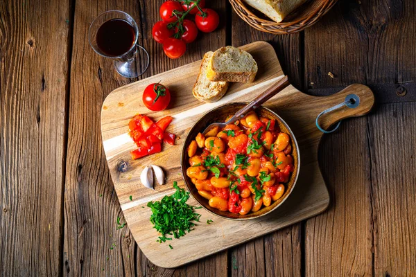 Rustikale Riesenbohnen Mit Frischer Tomatensauce — Stockfoto