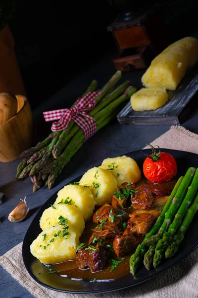 Dumplings Med Biff Gulasch Och Grön Sparris — Stockfoto