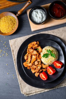 Yoğurt soslu bulgur.