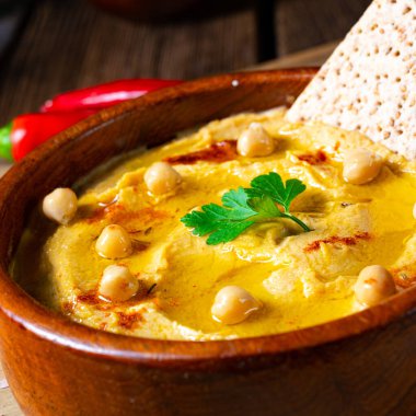 Limonlu ve biberli lezzetli humus ezmesi.