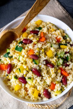 bulgur kaszotto ve taze sebze ve fasulye.