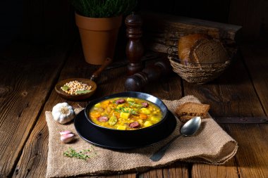 Domuz pastırması ve sosisli bezelye çorbası.