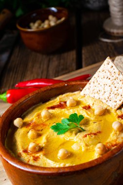 Limonlu ve biberli lezzetli humus ezmesi.