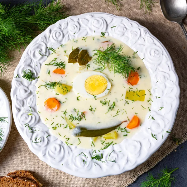 ジャガイモとディルスープ 新鮮なディルと卵 — ストック写真