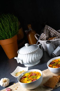 Büyükanne rezeptinden sonra bezelye çorbası