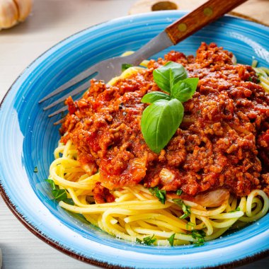 Beyaz arka planda leziz spagetti bolonezi