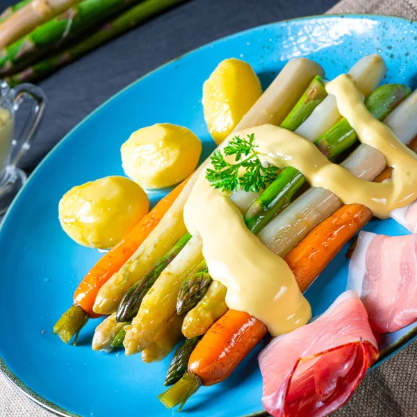 Asperges Jambon Forêt Noire Carottes Sauce Hollandaise — Photo