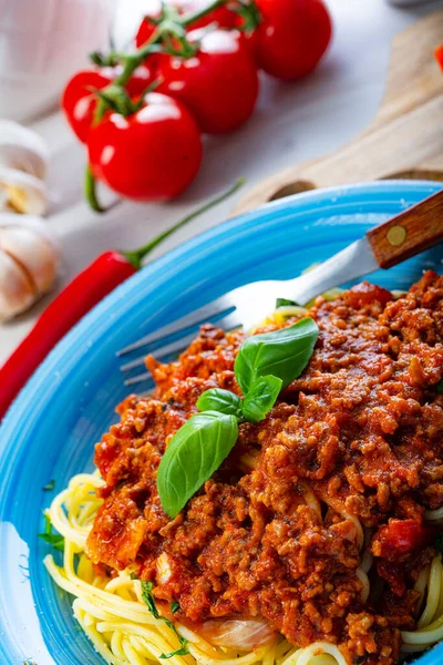 Deliziosi Spaghetti Bolognese Sfondo Bianco — Foto Stock