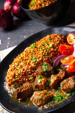 Karabuğday kebabı fırında sığır kebabıyla pişirilmiş.