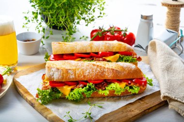 Domuz pastırmalı, domatesli ve peynirli çıtır ekmek.