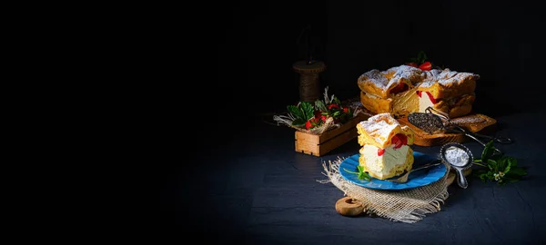 Karpatka Met Aardbeien Traditionele Poolse Roomtaart — Stockfoto