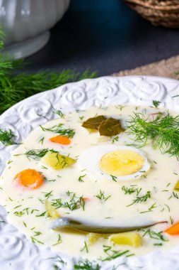 Patatesli Dill çorbası, taze dereotu ve yumurta.