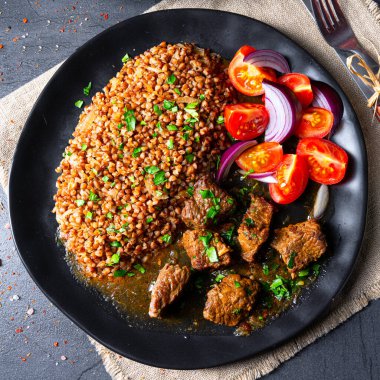 Karabuğday kebabı fırında sığır kebabıyla pişirilmiş.