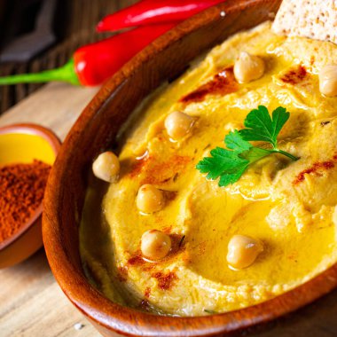 Limonlu ve biberli lezzetli humus ezmesi.