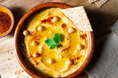 Limonlu ve biberli lezzetli humus ezmesi.