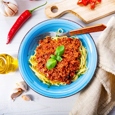 Beyaz arka planda leziz spagetti bolonezi