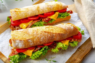 Domuz pastırmalı, domatesli ve peynirli çıtır ekmek.