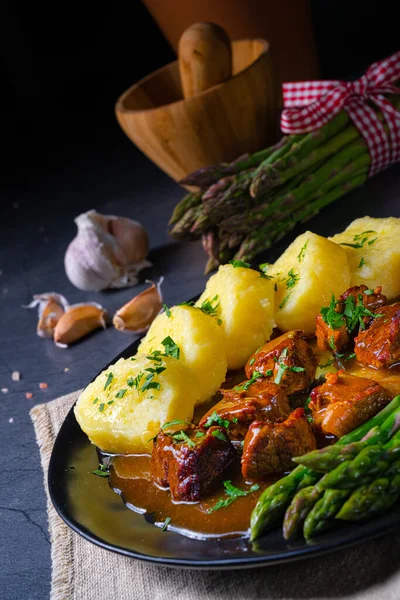 Albóndigas Con Gulash Res Espárragos Verdes — Foto de Stock