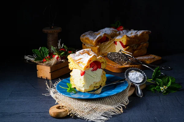 Карпатка Полуницею Традиційний Польський Кремовий Пиріг — стокове фото