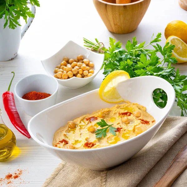 Pasta Húmus Com Limão Pimenta Sobre Fundo Branco — Fotografia de Stock