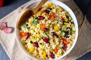 bulgur kaszotto ve taze sebze ve fasulye.