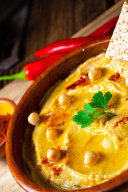 Limonlu ve biberli lezzetli humus ezmesi.