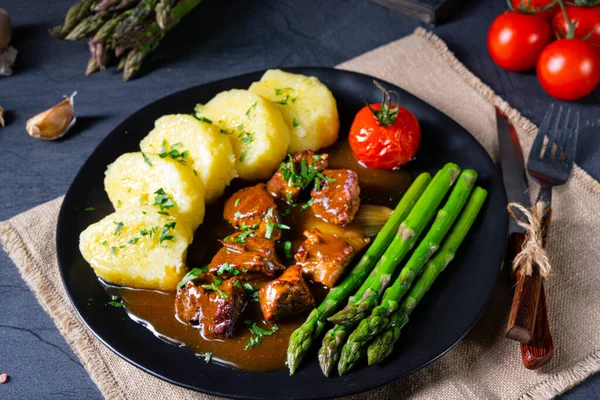 Pangsit Dengan Goulash Daging Sapi Dan Asparagus Hijau — Stok Foto