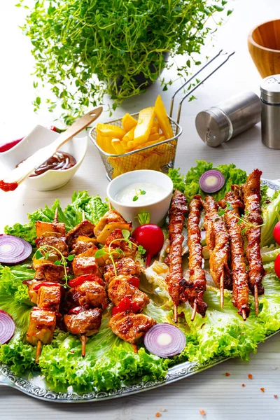 焼きSzaszlykと緑のサラダと肉のフレア — ストック写真