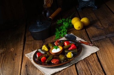 Yaprak Sarmas kırsal asma yaprakları pirinçle dolu.