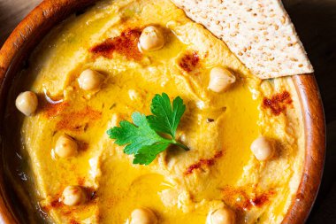 Limonlu ve biberli lezzetli humus ezmesi.