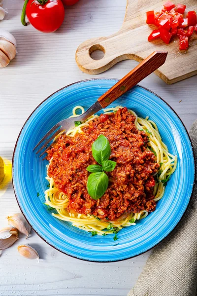 Köstliche Spaghetti Bolognese Auf Weißem Hintergrund — Stockfoto