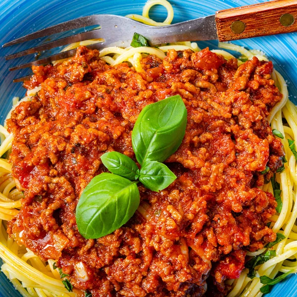 Beyaz Arka Planda Leziz Spagetti Bolonezi — Stok fotoğraf