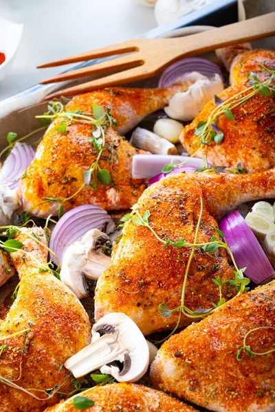 Zubereitete Hühnerkeulen Mit Verschiedenen Gemüsen Und Kräutern — Stockfoto